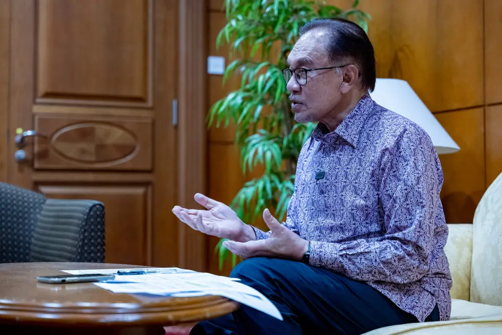 Anwar cool response, 2 agencies, Netizens praise transparency