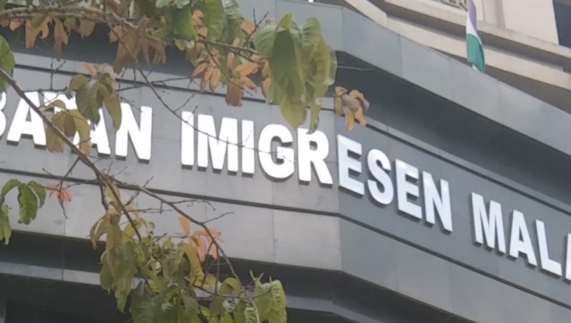 syndicate, migrant smuggling, Malaysia Moves to Crack Down on Foreigners Abusing Social Visit Passes for Work ex-immigration officer, students, utc, myanmar migrants, Digital Arrival Card, Malay Language, civil servants Singapore 493. Immigration Officer Criticised for Harsh Behavior Toward Woman with Baby