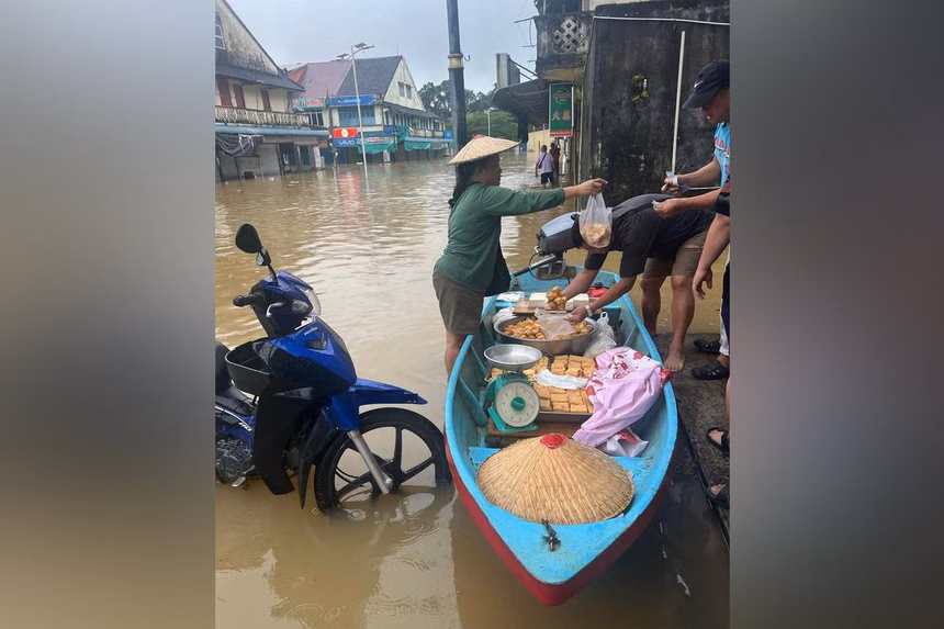 Hawker turns boat into floating stall amid worsening floods 1 ffe773c4ba7b8c0760973ad631456d7a2d8e2cdc8c298756c340ddc59bb62569