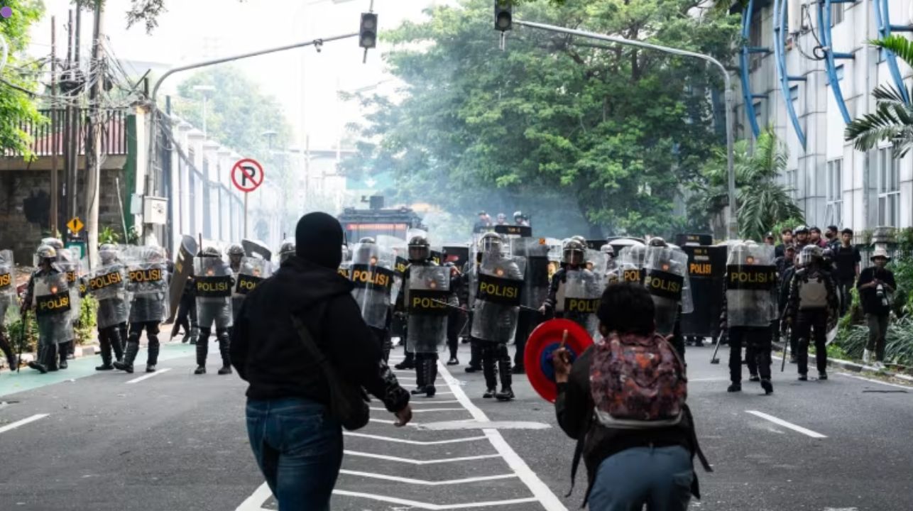 Riots Erupt in Jakarta Over MPs’ IDR50 Million (RM13,000) Allowance ...